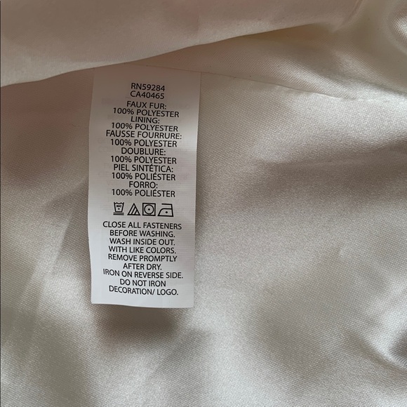 Elegant White Faux Fur Capelet. The children place L - Picture 6 of 7